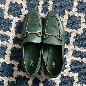 Zara Women’s Green loafers with gold buckle - Size 39